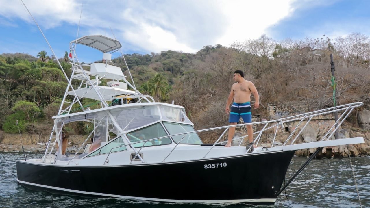 Guanatuna fondeado en una cala tranquila de la Bahía de Banderas durante una parada para nadar