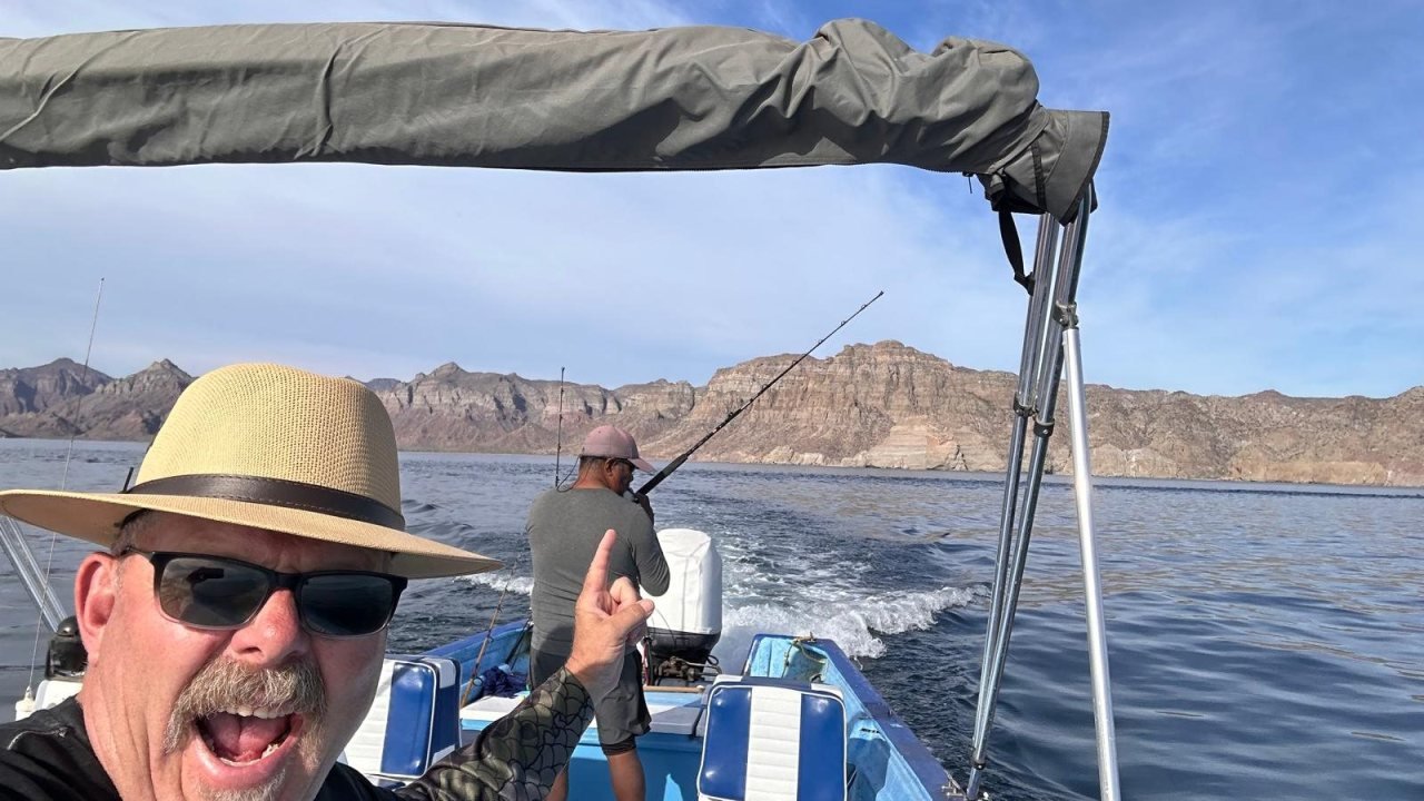 Rumbo a las islas a bordo de la panga Loreto Star, con la Sierra de la Giganta al fondo y el capitán al timón